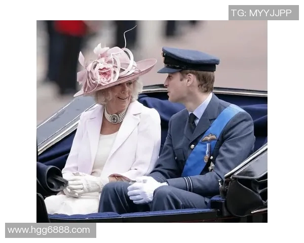 足球明星首次见到自己精美蜡像感动不已现场反应引发粉丝热议