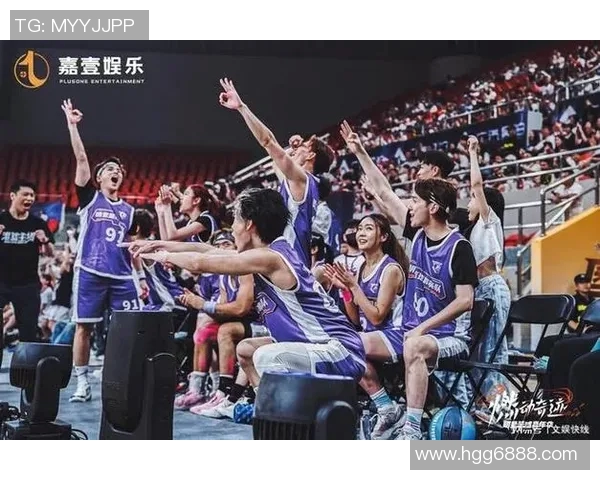 篮球明星与女明星亲密合影展现运动与时尚的完美结合与魅力瞬间